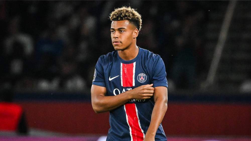 Désiré Doué jugando con el PSG