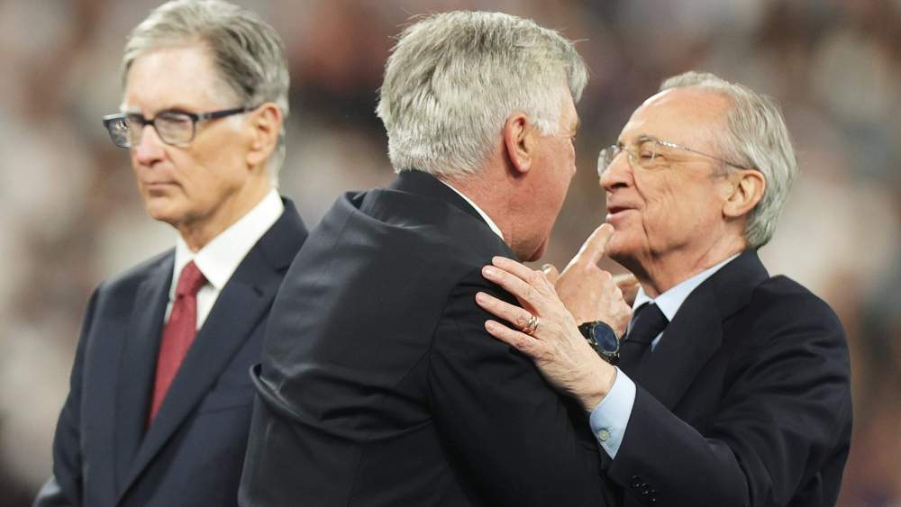 Florentino y Ancelotti abrazados después de ganar la última Champions