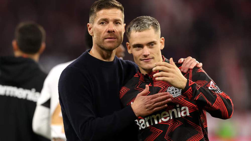 Xabi Alonso y Florian Wirtz, al final de un partido del Bayer Leverkusen durante este curso.