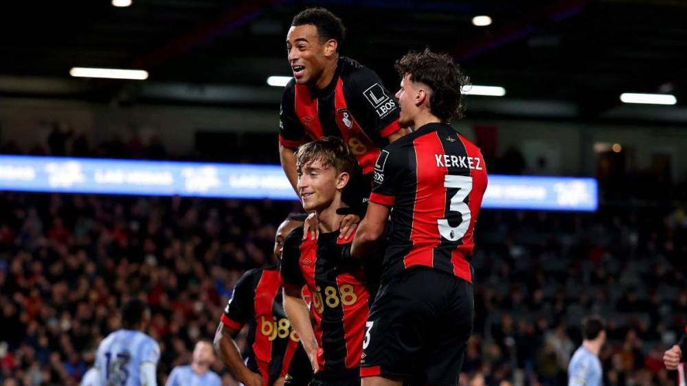Dean Huijsen celebrando un gol junto a varios compañeros Dean Huijsen celebrando un gol junto a varios compañeros