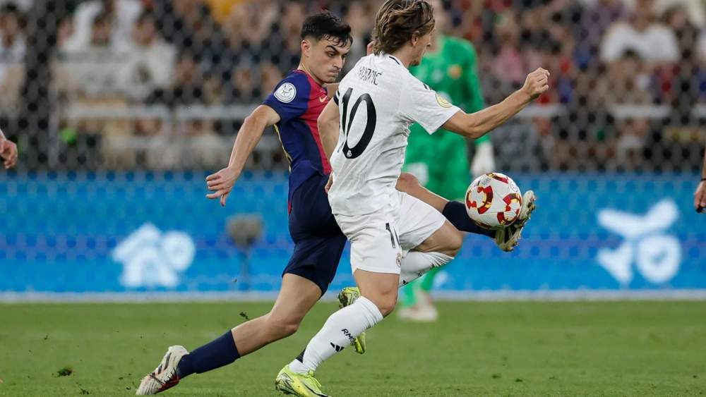 Luka Modric y Pedri disputando el balón Luka Modric y Pedri disputando el balón