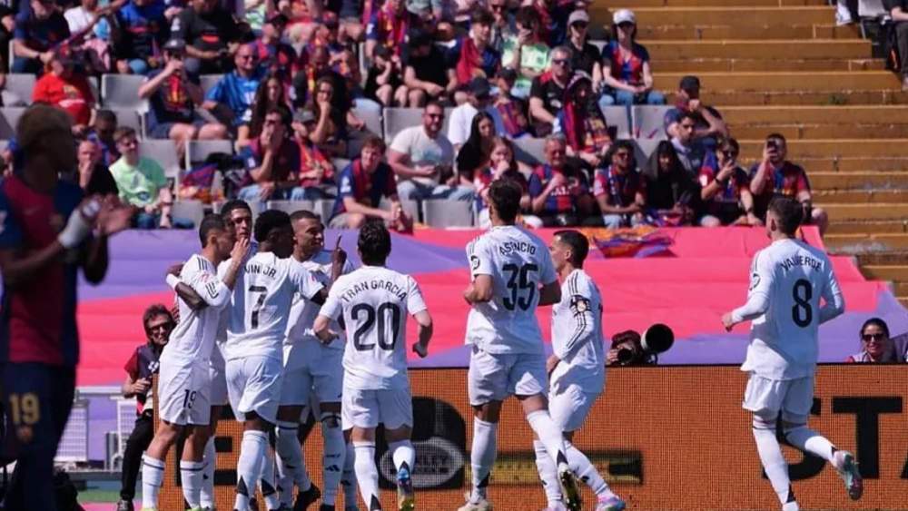 Los jugadores del Real Madrid, celebrando el primer gol del partido.