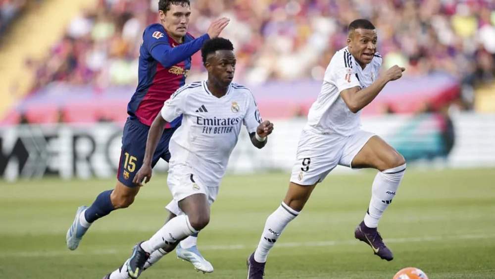 Vinicius y Kylian Mbappé salen al contraataque, en la jugada del tercer gol del Real Madrid ante el Barça en el encuentro de esta tarde en Barcelona.