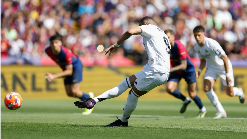 Kylian Mbappé lanza el penalti para conseguir su primer gol en el Clásico de Montjuïc