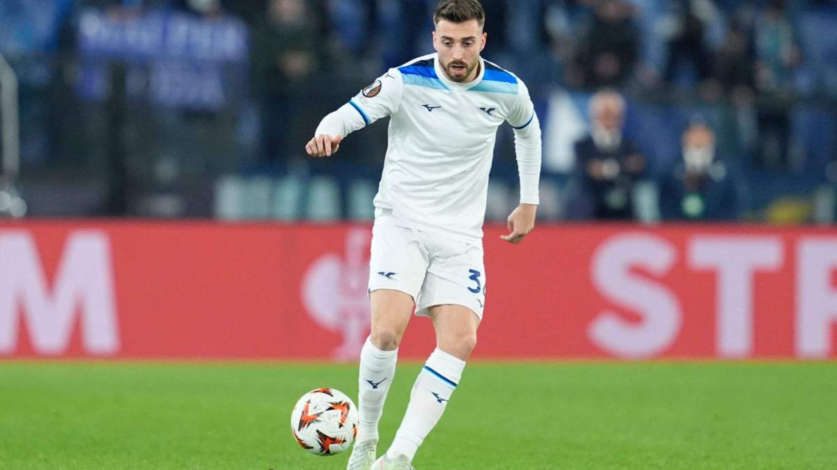 Mario Gila durante un partido con la Lazio