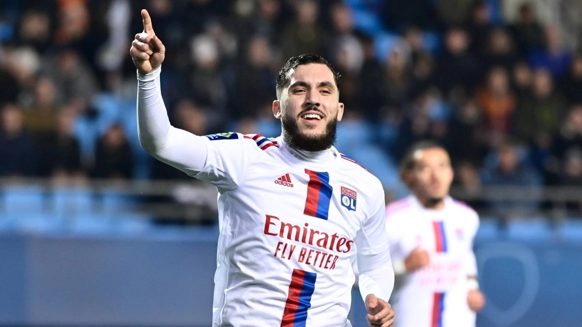 Rayan Cherki celebrando un gol con el Lyon