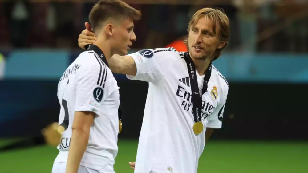 Luka Modric y Arda Güler después de ganar la Supercopa de Europa esta temporada Luka Modric y Arda Güler después de ganar la Supercopa de Europa esta temporada