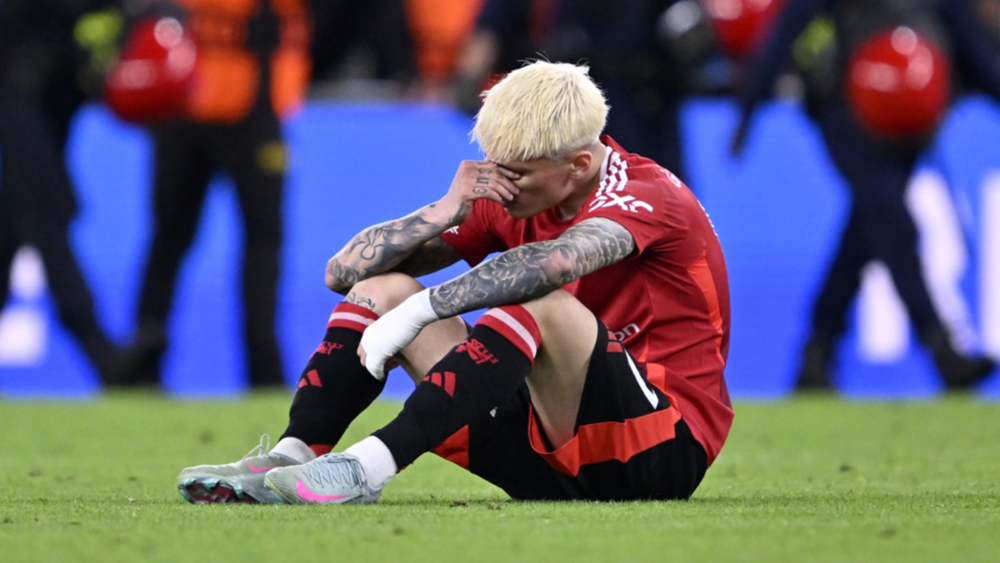 Alejandro Garnacho sentado en el césped de San Mamés después de perder la final de la Europa League