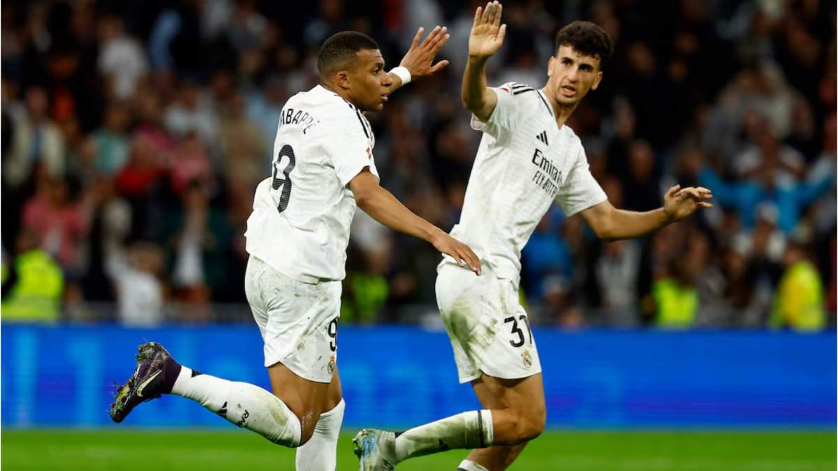 Kylian Mbappé y Jacobo Ramón, celebrando un gol reciente del Real Madrid en Liga.