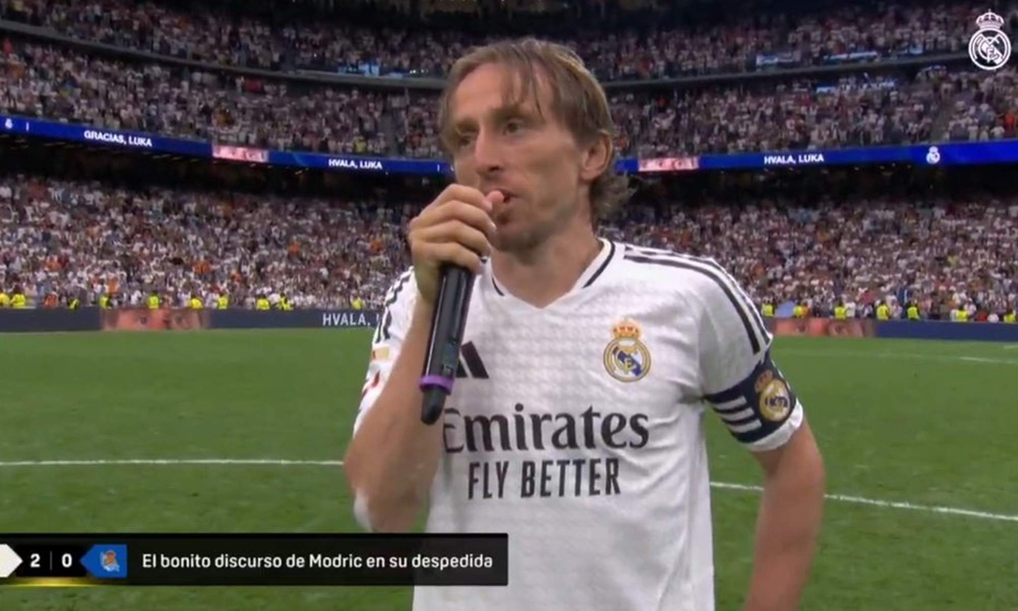 Luka Modric hablando al Santiago Bernabéu con un micrófono. Luka Modric hablando al Santiago Bernabéu con un micrófono.