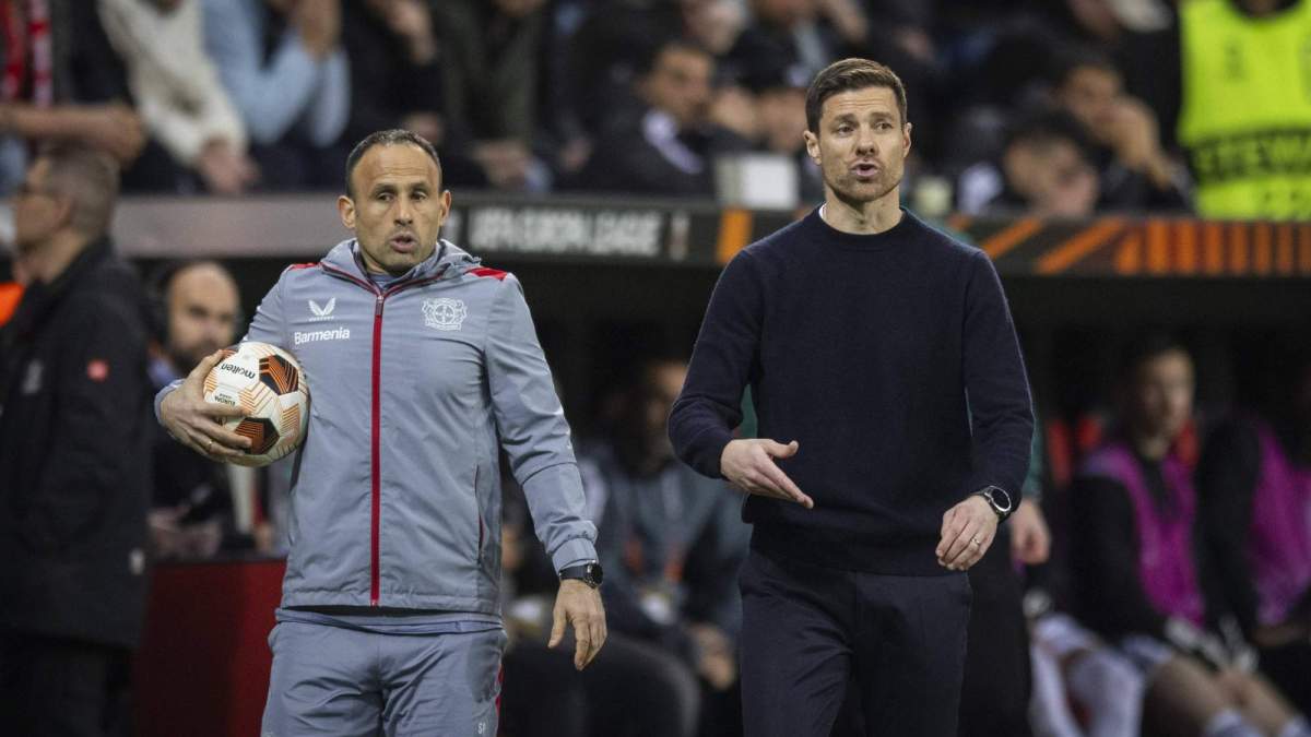 Xabi Alonso y Sebas Parrilla, en un partido dirigiendo al Bayer Leverkusen.