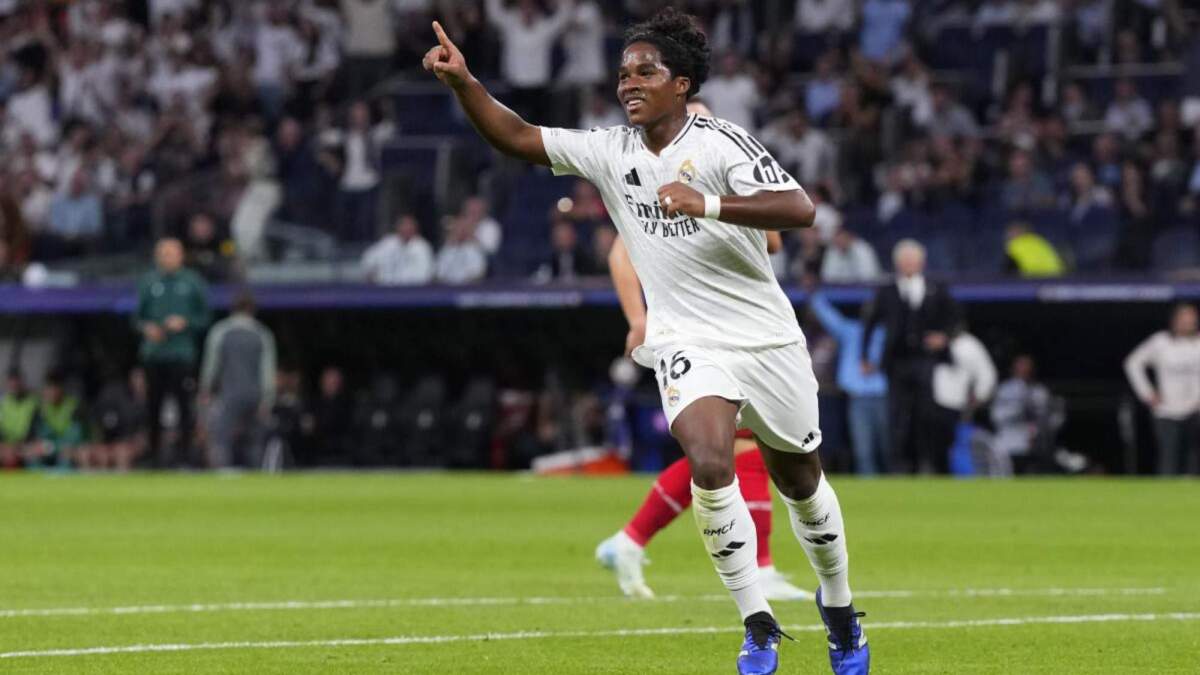 Endrick celebra un gol con el Real Madrid en el Santiago Bernabéu.