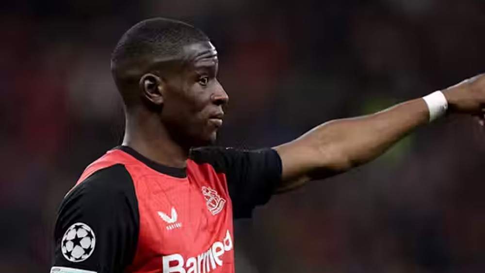 Nordi Mukiele jugando con el Leverkusen