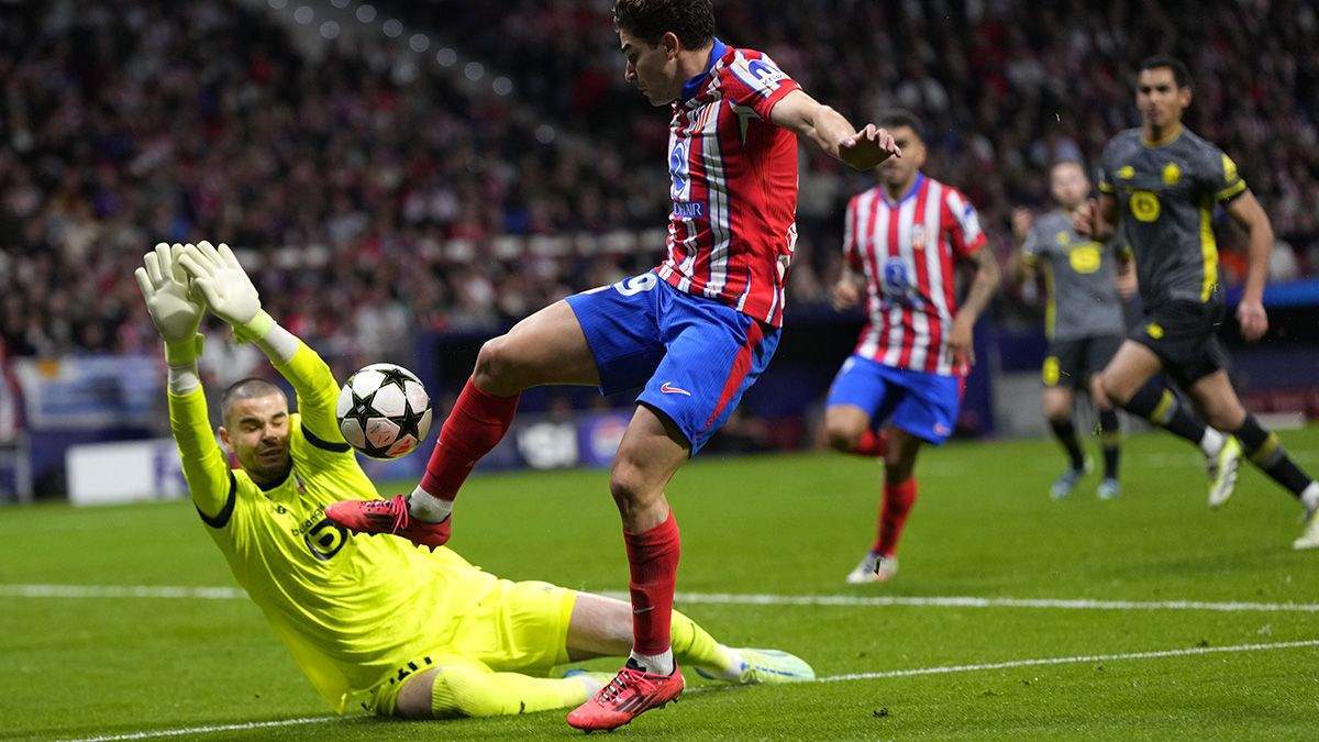 Lucas Chevalier durante un partido contra el Atlético de Madrid