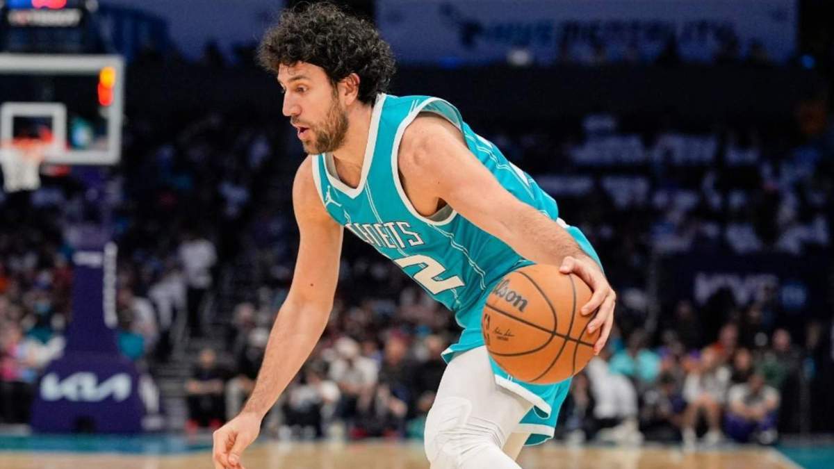 Vasilije Micic, en un partido con los Hornets el pasado invierno.