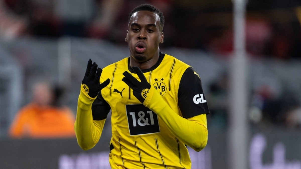 Gittens durante un partido con el Borussia Dortmund