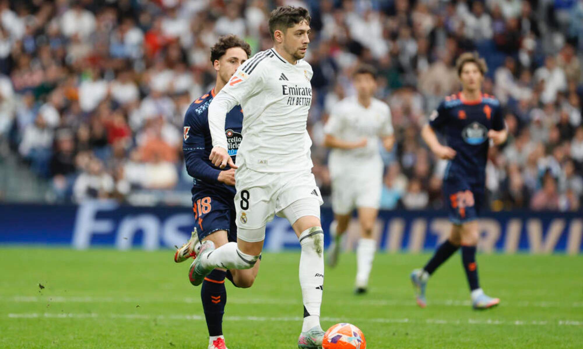 El Real Madrid ha sufrido un auténtico calvario con las lesiones durante toda la temporada y la semana pasada llegaba el turno de Fede Valverde, que había jugado prácticamente todo (59 de los 62 partidos que ha jugado el equipo, por el momento), después del final de Liga ante la Real Sociedad (2-0) en un partido muy emotivo que sirvió para despedir como se merecen a dos leyendas del club, como son Carlo Ancelotti y Luka Modric. Según el parte médico del Madrid, Valverde sufrió entonces una lumbociatalgia y, ‘a priori’, iba a estar fuera una semana, pero ese panorama podría haber empeorado y el centrocampista charrúa incluso se podría perder varios partidos inminentes, aunque con la Selección uruguaya. El combinado sudamericano disputa las eliminatorias para el Mundial de 2026 contra Paraguay (viernes, 1 hora española) y Venezuela (11 de junio, 1 hora española). De acuerdo con el diario ‘Ovación, Valverde no podrá estar disponible para el combinado que dirige Marcelo Bielsa. ‘Los celetes’ marchan en tercera posición de la tabla y tienen 21 puntos, los mismos que Brasil y Paraguay, estando a dos únicas marcas de Ecuador. Por su parte, la Selección argentina lidera la clasificación con 31 puntos. La baja de Valverde no será la única para los uruguayos, que tampoco podrán contar con Federico Viñas (esguince del ligamento lateral interno de su rodilla) y Darwin Núñez (suspendido por tres partidos). Descanso merecido La baja de Valverde es una ‘buena’ noticia para el Madrid, ya que de haber hecho el esfuerzo de haber ido con su país las cosas podrían haber empeorado considerablemente. Por eso, lo mejor es que el futbolista haya optado por un descanso que, por otra parte, lo tiene más que merecido. En el club cuentan con que el ‘8’ se incorpore al primer entrenamiento de Xabi Alonso en Valdebebas, previsto para el próximo 9 de junio.