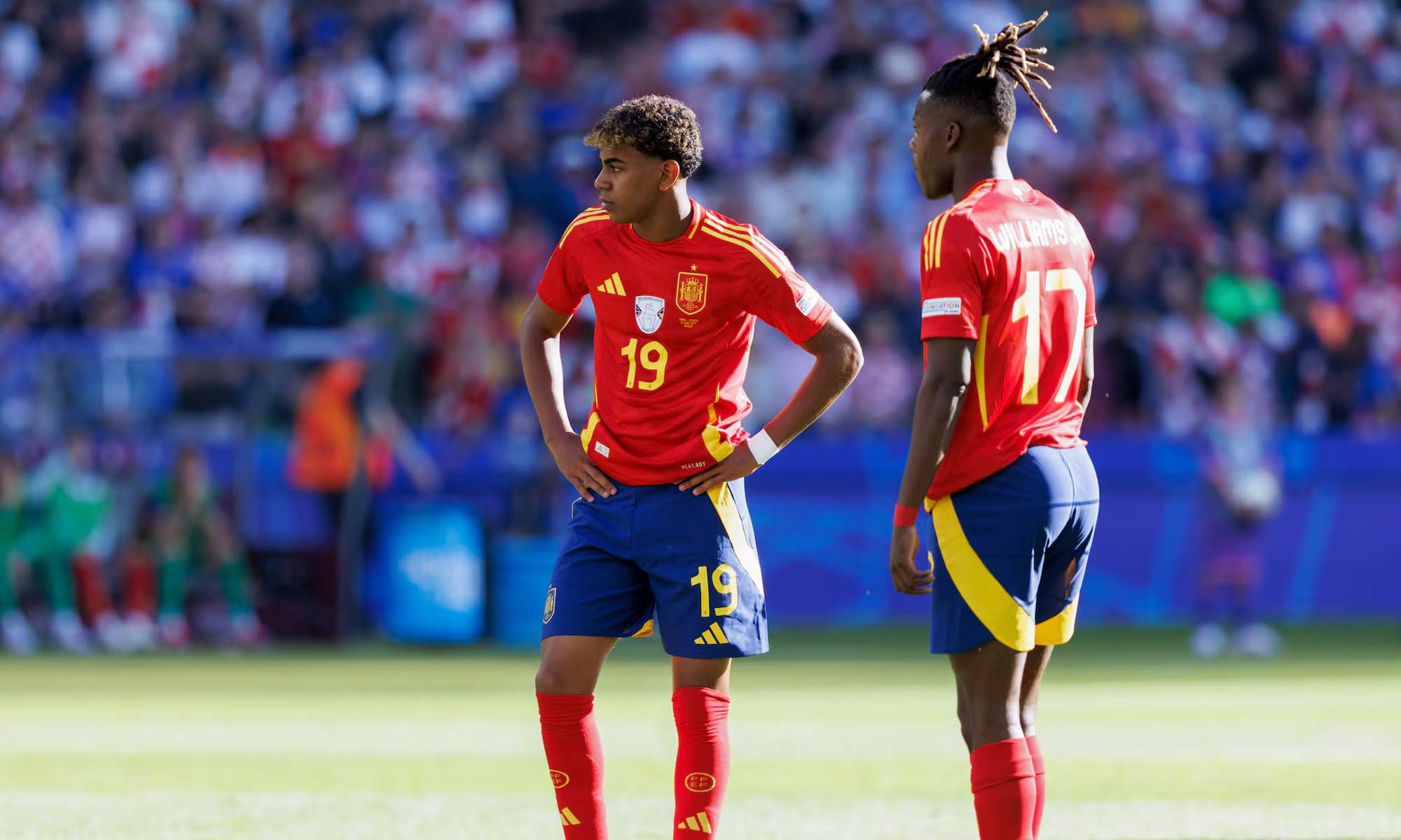 Lamine Yamal y Nico Williams antes de lanzar una falta con España. 