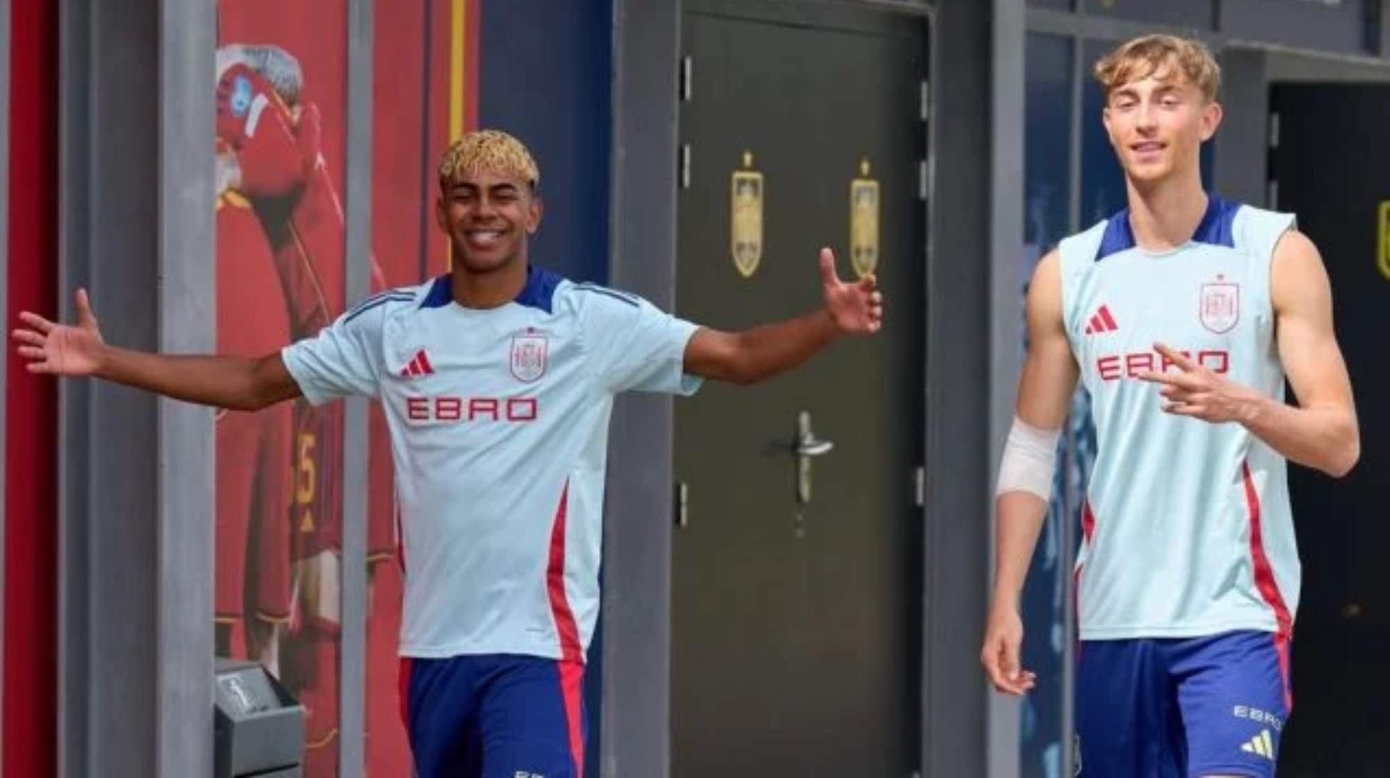 Huijsen y Lamine Yamal se pican en el entrenamiento de España. 