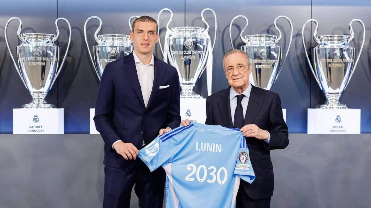 Lunin con Florentino el día de su renovación