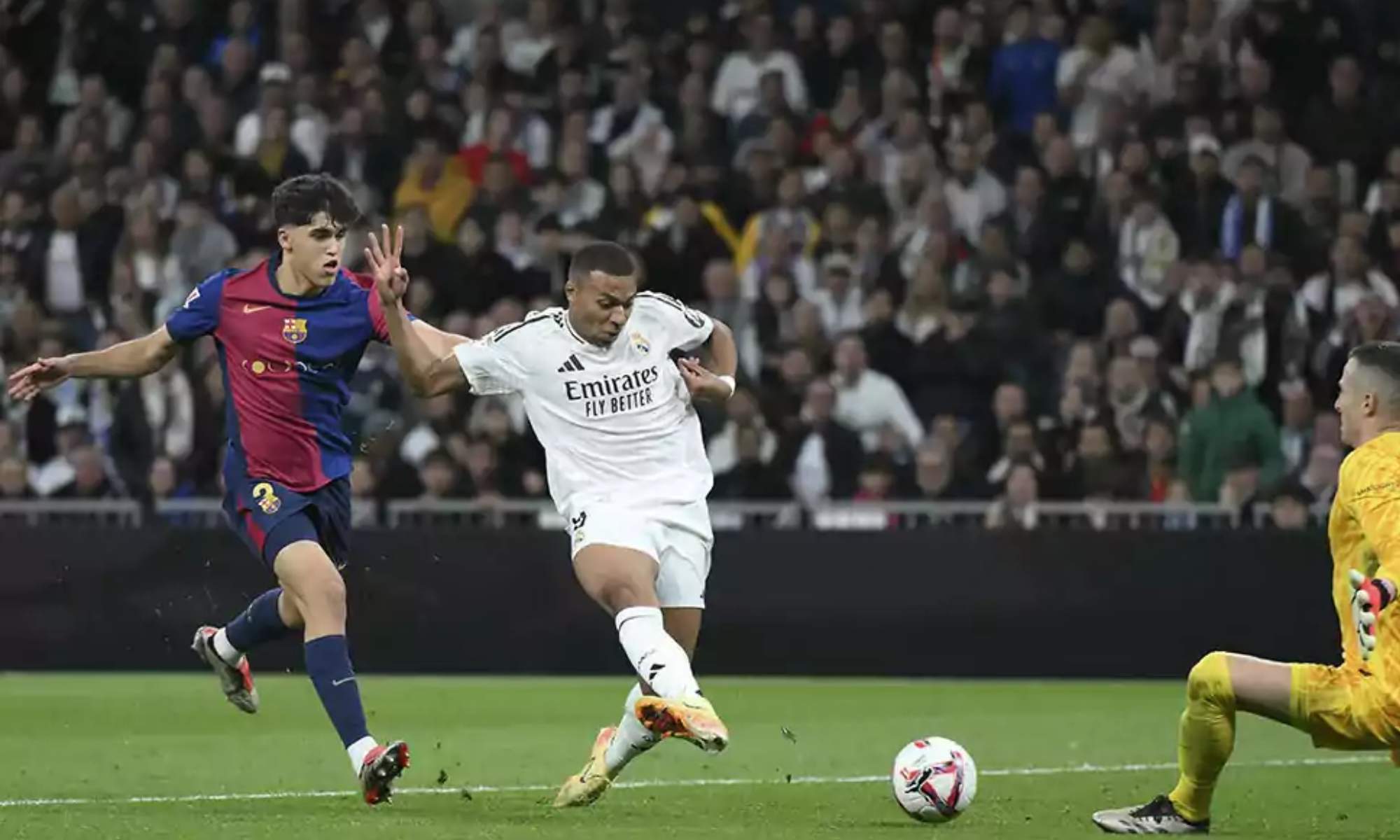 Pau Cubarsí y Kylian Mbappé, durante un Clásico reciente entre el Real Madrid y el Barcelona.