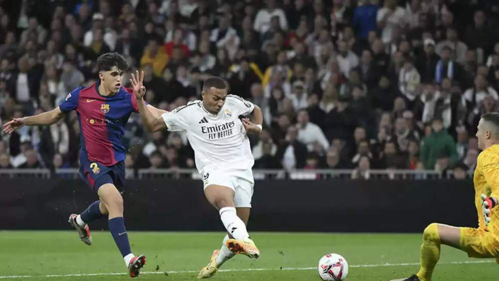 Pau Cubarsí y Kylian Mbappé, durante un Clásico reciente entre el Real Madrid y el Barcelona.