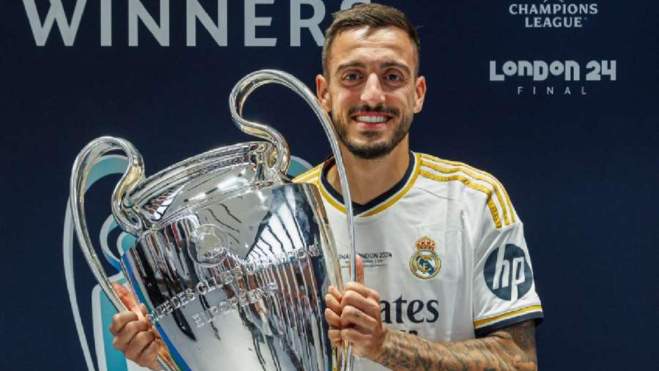 Joselu posa con la Champions conquistada por el Real Madrid el pasado año.