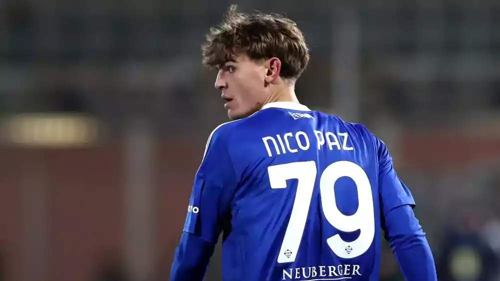 Nico Paz jugando en el Como