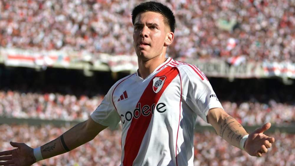 Franco Mastantuono jugando con el Riveeer Franco Mastantuono jugando con el Riveeer