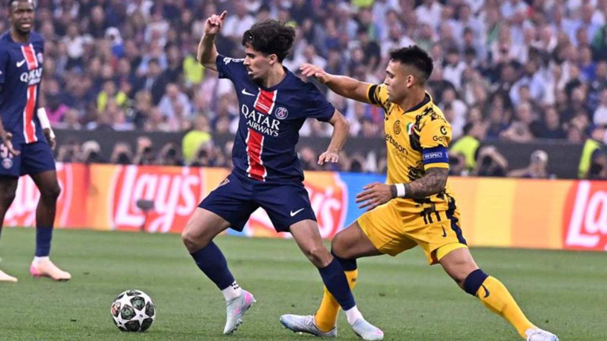 Vitinha, junto a Lautaro Martínez, en la final de la Champions entre el PSG y el Inter.