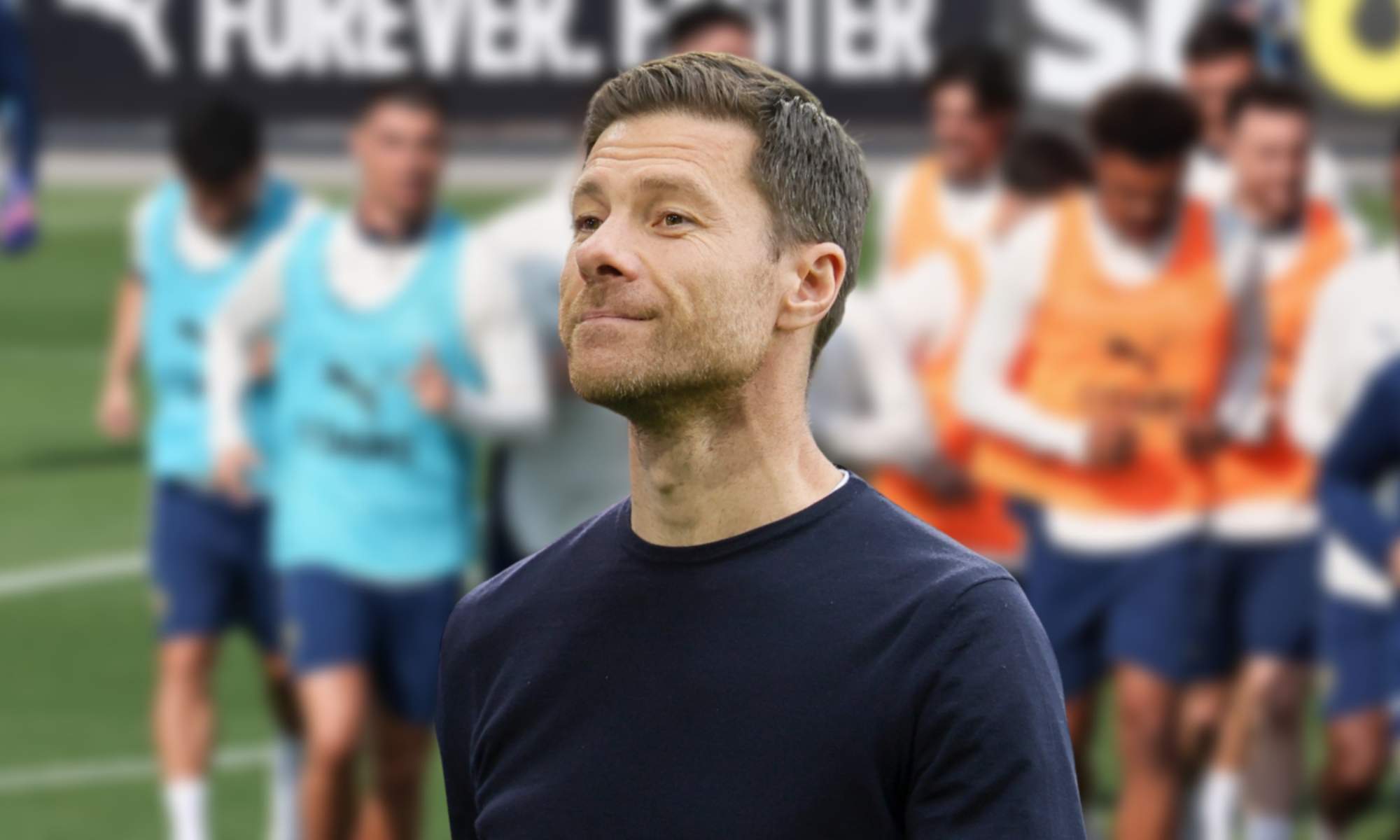 Xabi Alonso, muy al tanto de lo que ocurre en el encuentro que juegan en el Allianz Arena las Selecciones de Alemania y Portugal.