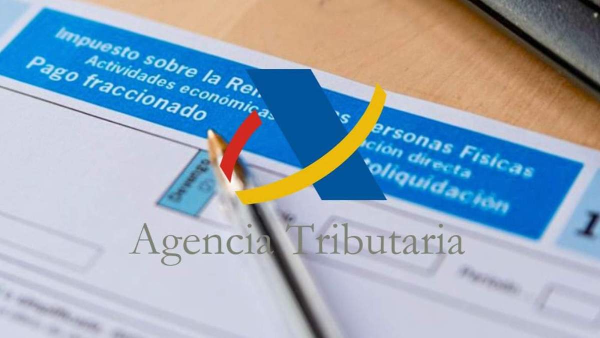 El logo de la Agencia Tributaria y unos papeles de impuestos.