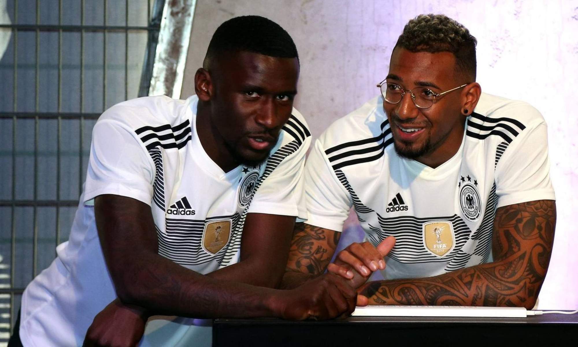 Jerome Boateng sale en defensa de Antonio Rüdiger después de la derrota de Alemania