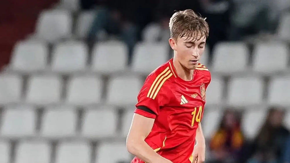 Dean Huijsen durante un partido con la selección española