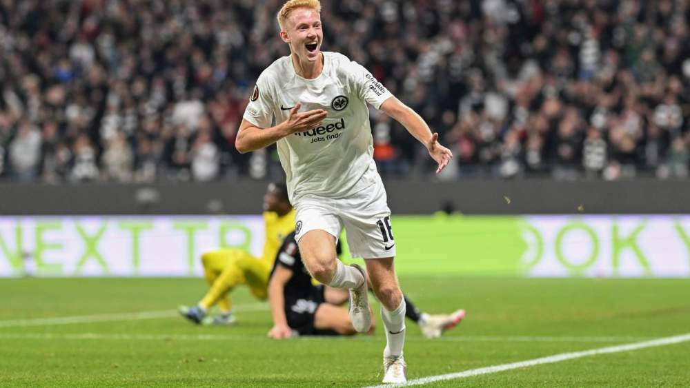 Hugo Larsson celebrando un gol