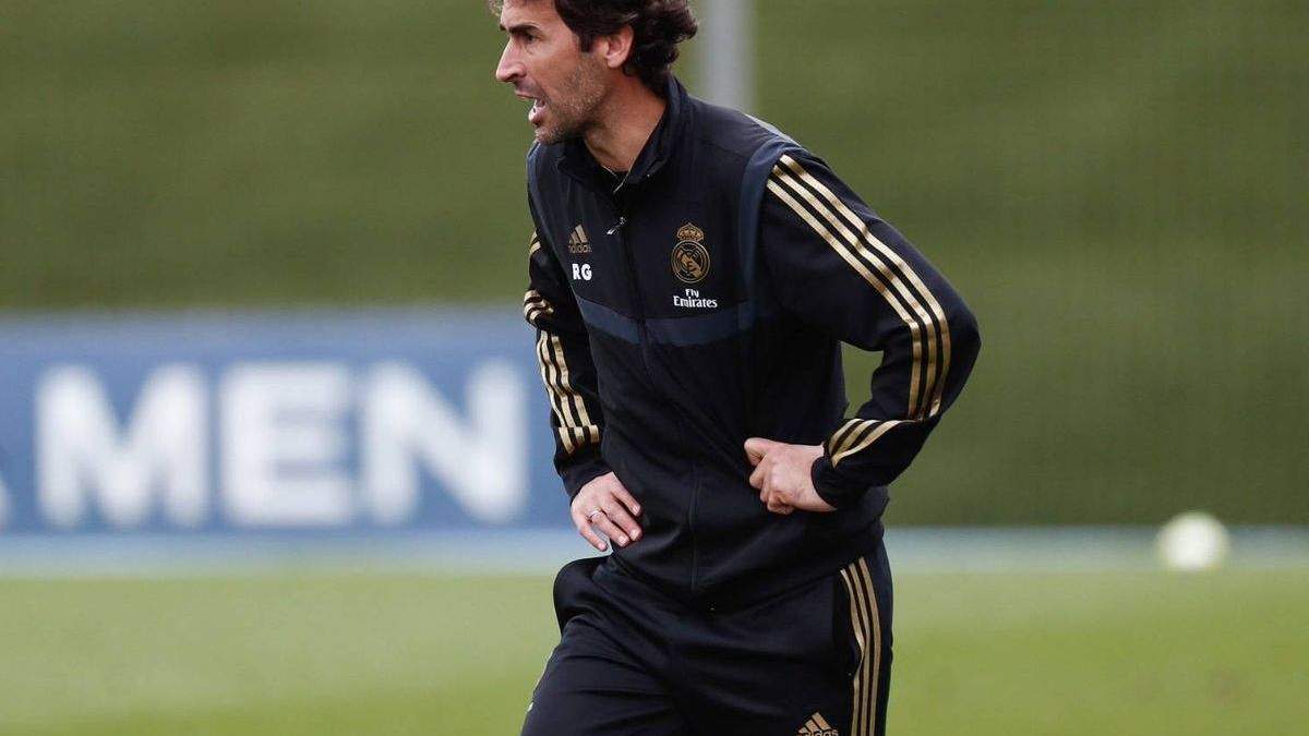 Raúl González Blanco dirigiendo un partido