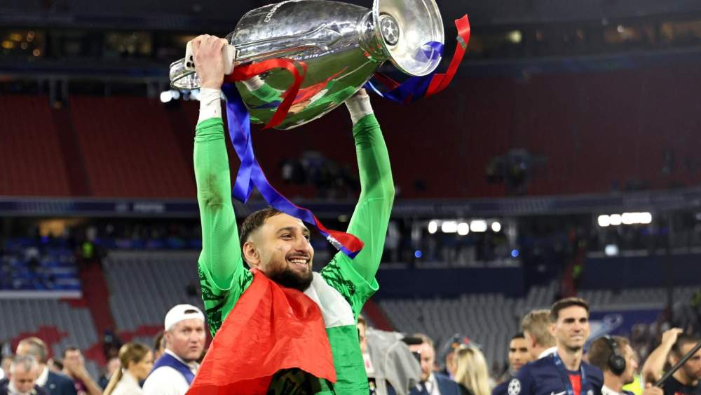 Gianluigi Donnarumma, levantando la Champions League con el PSG luego de ganar al Inter de Milán en la final. Gianluigi Donnarumma, levantando la Champions League con el PSG luego de ganar al Inter de Milán en la final.