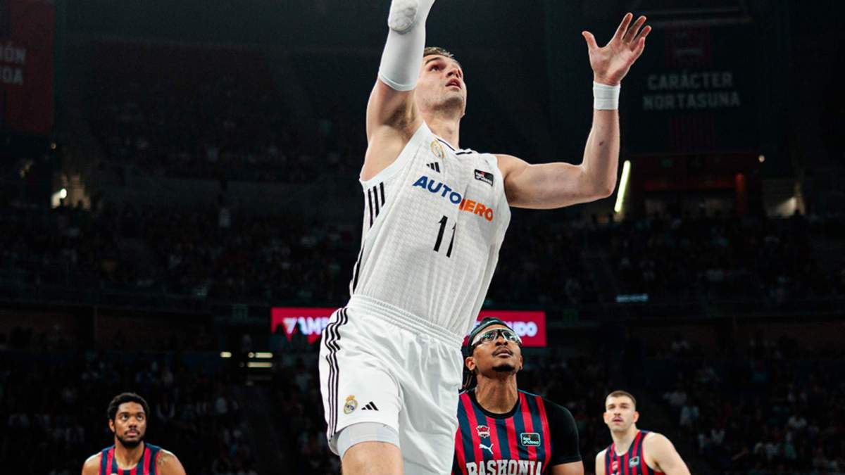 Mario Hezonja, encestando una canasta durante el partido de esta noche entre el Baskonia y el Real Madrid. Mario Hezonja, encestando una canasta durante el partido de esta noche entre el Baskonia y el Real Madrid.