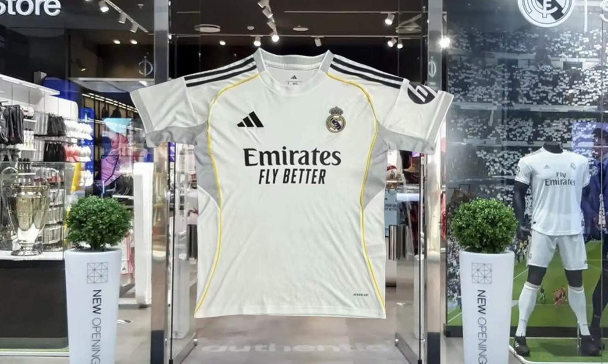 La nueva camiseta del Real Madrid y el escaparate de una tienda del club.