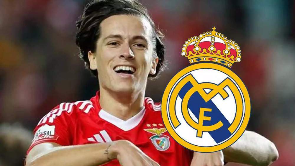 Álvaro Carreras y un escudo del Real Madrid