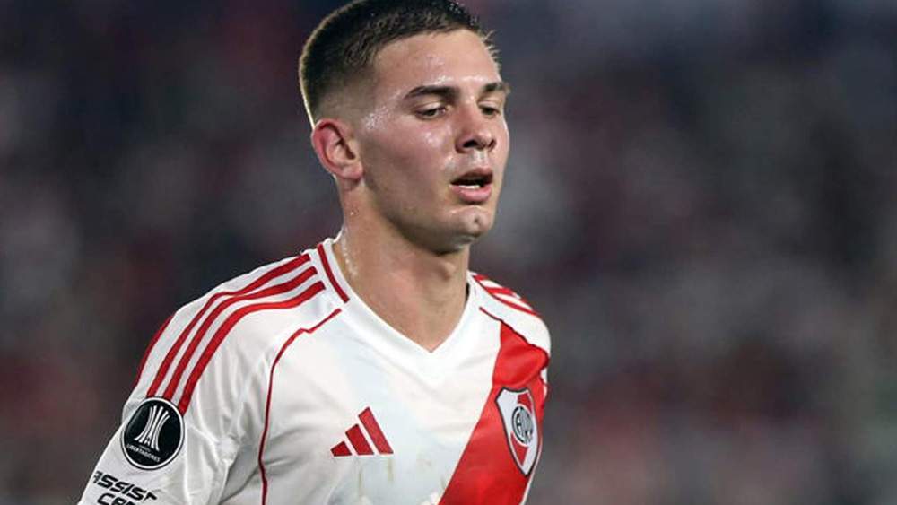 Mastantuono jugando con River