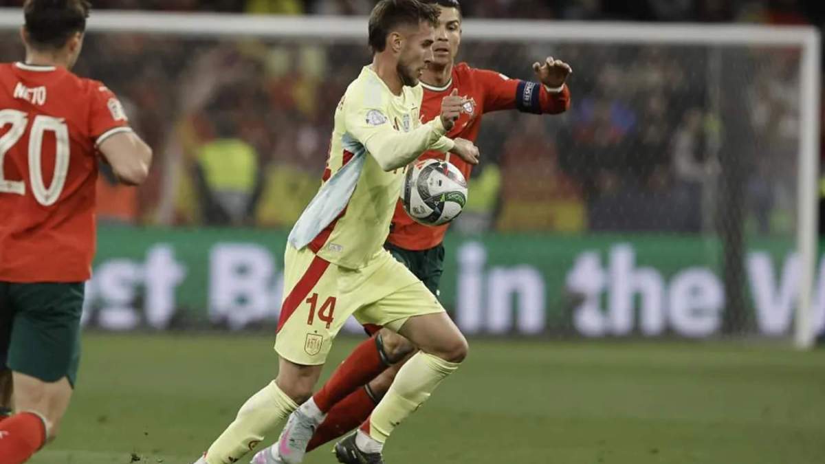 Óscar Mingueza se lleva el balón con el pecho, ante la atenta mirada de Cristiano Ronaldo, en la final de la Liga de las Naciones entre España y Portugal.