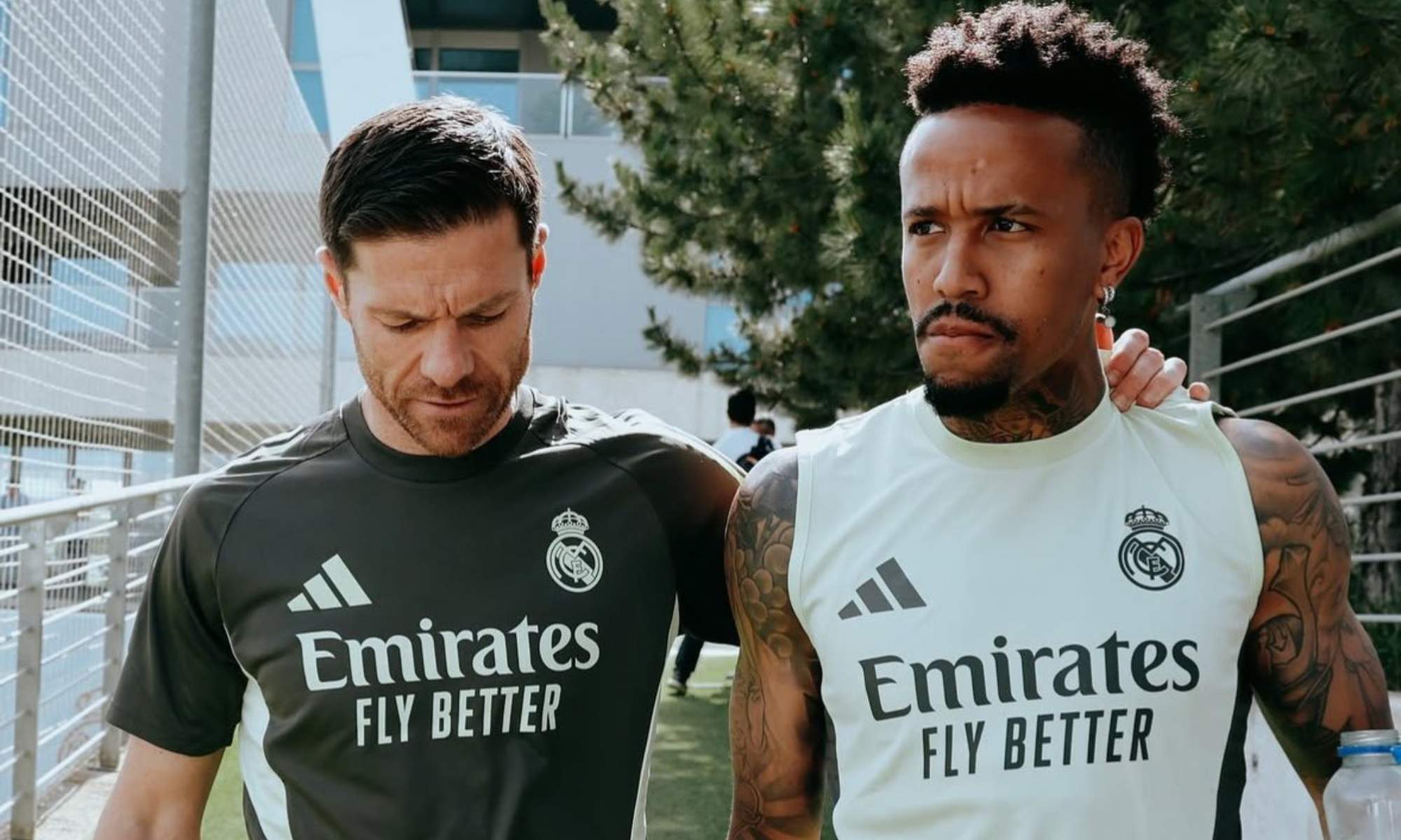 Xabi Alonso, con Éder Militao, durante el entrenamiento del Real Madrid en Valdebebas este lunes.