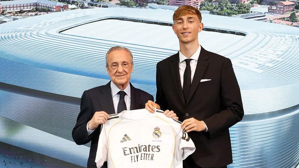 Huijsen y Florentino en la presentación