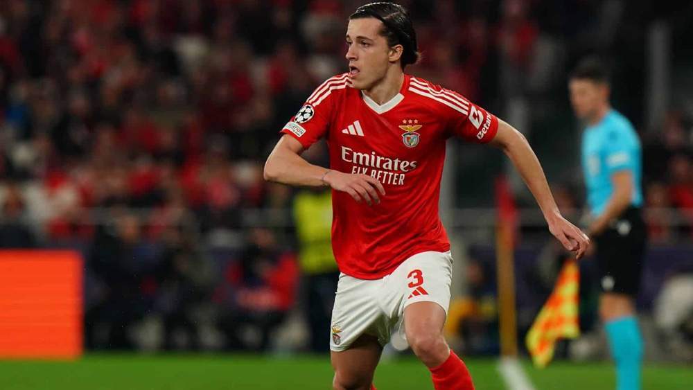 Álvaro Carreras jugando con el Benfica