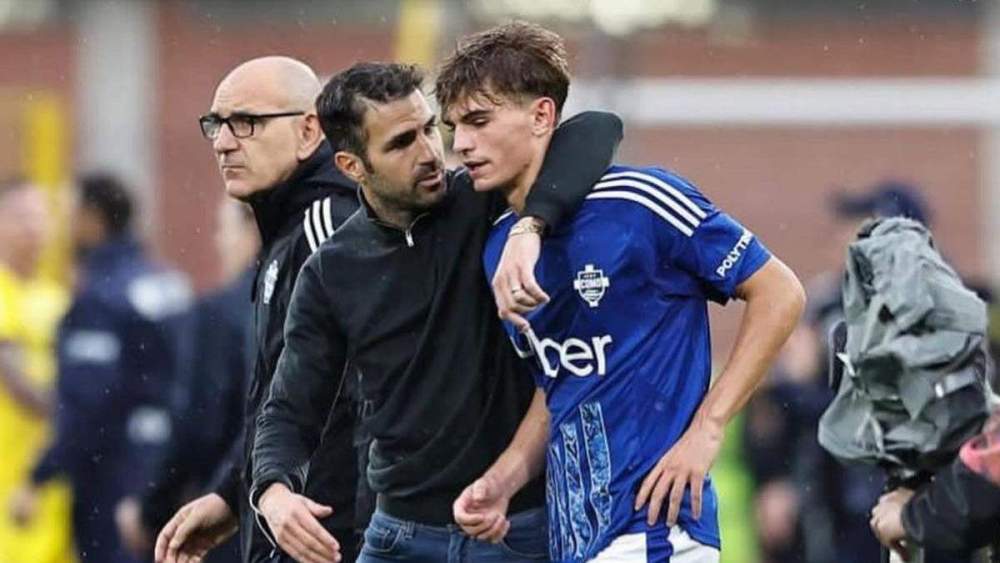 Cesc Fábregas y Nico Paz durante un partido