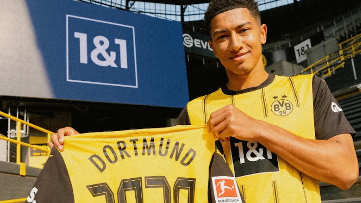 Jobe Bellingham posando con la camiseta del Borussia Dortmund Jobe Bellingham posando con la camiseta del Borussia Dortmund