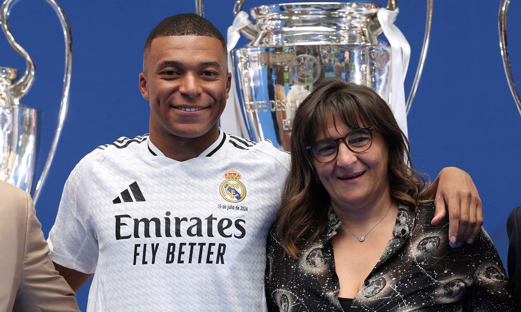 Kylian Mbappé con su madre, Fayza Lamari, durante su presentación como jugador del Real Madrid en julio del año pasado.