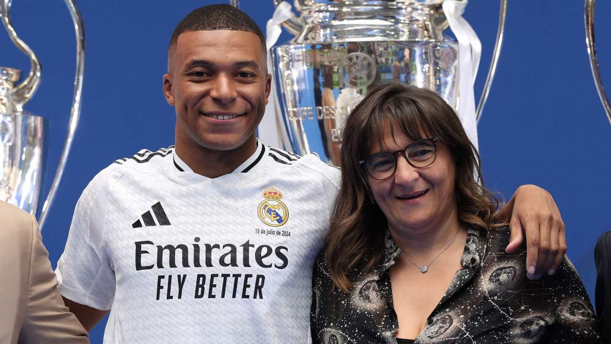Kylian Mbappé con su madre, Fayza Lamari, durante su presentación como jugador del Real Madrid en julio del año pasado.
