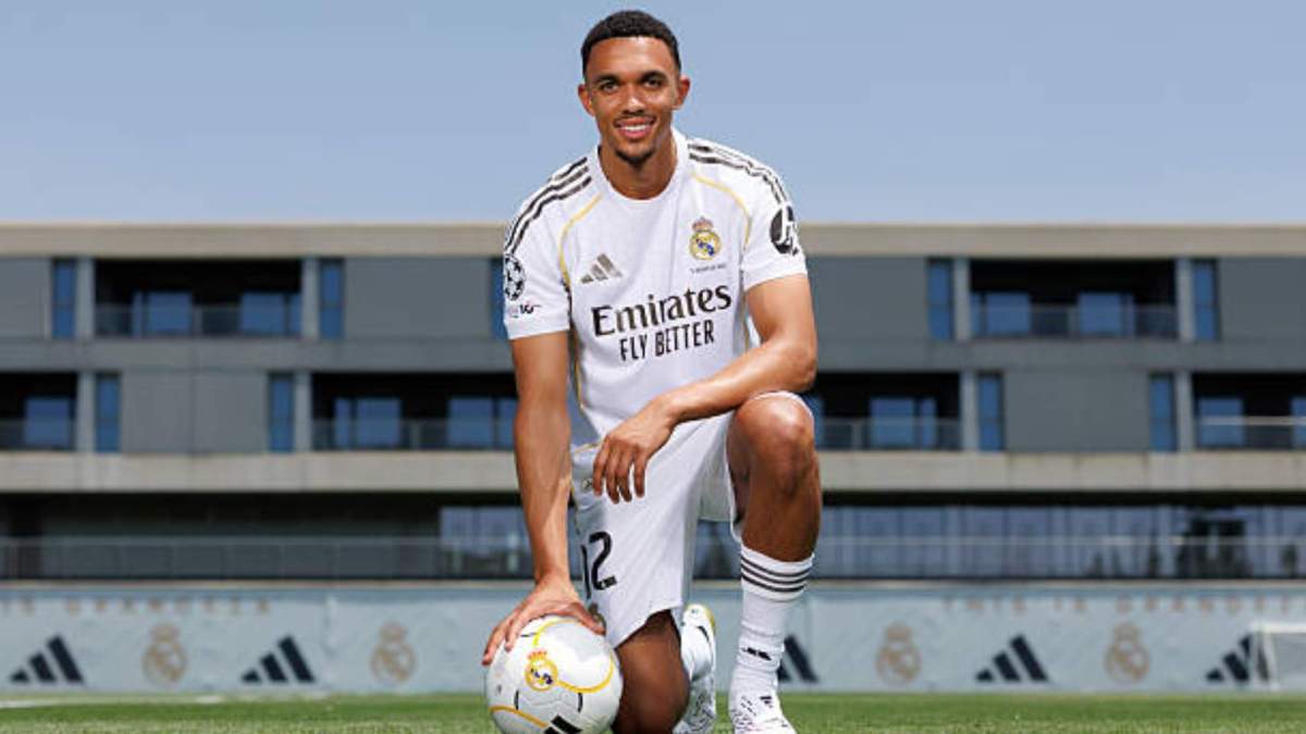 Trent Alexander Arnold ya luce orgulloso la indumentaria del Real Madrid. 